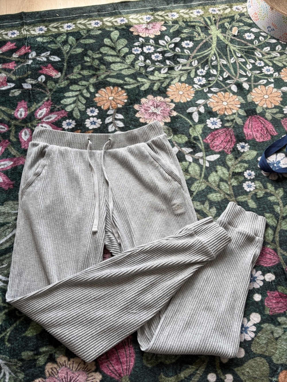 ALO Yoga Ribbed Drawstring Joggers in light grey